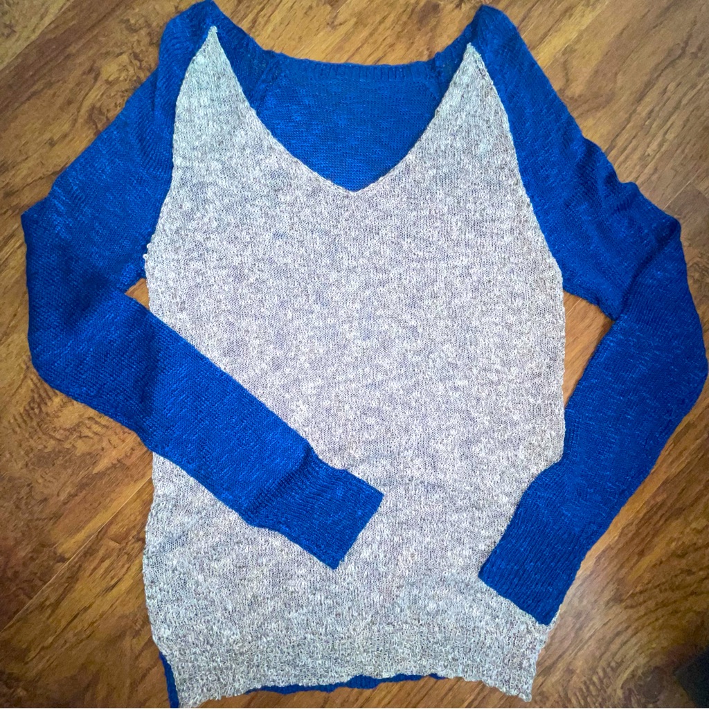 Women’s Cute Gray & Blue V-Neck Sweater!